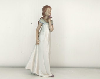 Lladró Porcelain Figurine: Spanish Girl with Flower, Hand Made in Spain