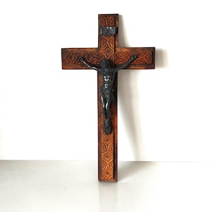 Crucifijo francés antiguo de madera tallada y bronce, cruz católica tallada a mano