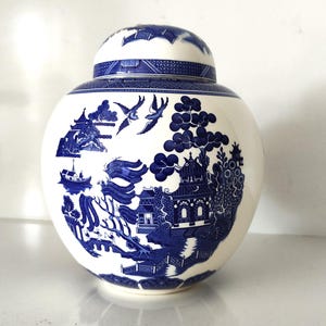 Vintage Willow pattern ironstone urn, chinoiserie style urn, Vintage ironstone tea container, Willow design ginger jar