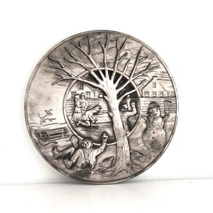 Assiette murale vintage en étain, France : décor de scène d&#39;hiver (24 cm)