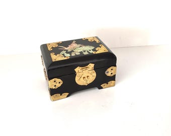 Boîte à bijoux vintage en laque noire : Chinoiseries incrustées de nacre