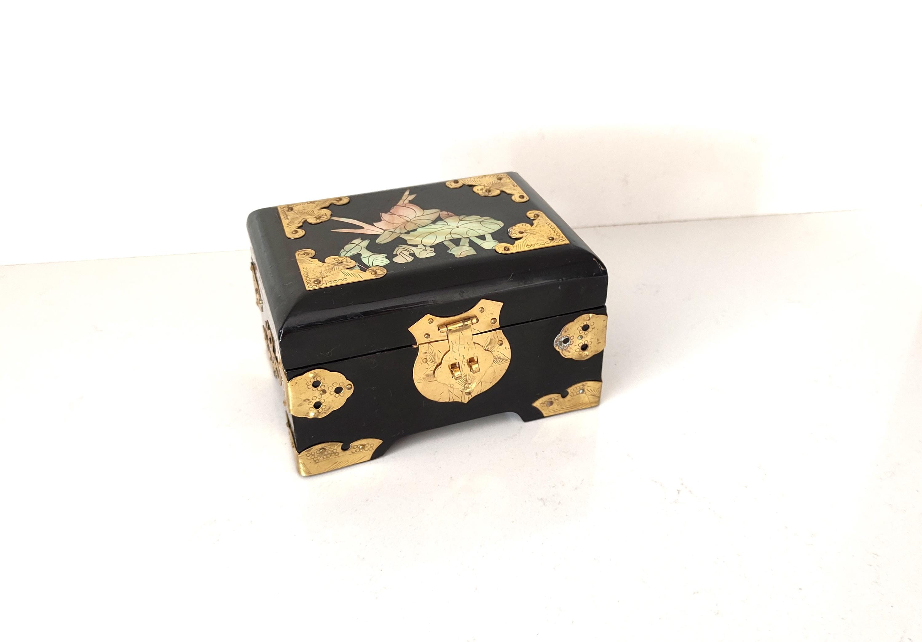 美術品・アンティーク・コレクション 貝殻細工の黒い装飾箱（宝石箱）鍵付