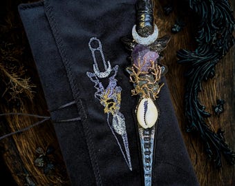 Handcrafted ritual athame – Unique piece in black obsidian, amethyst & cowrie shell – With embroidered velvet case