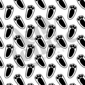 Pode incluir: Um padrão repetitivo de pegadas pretas com contornos brancos sobre um fundo branco. As pegadas estão orientadas em várias direções, criando um design dinâmico e divertido. Adequado para vários produtos.