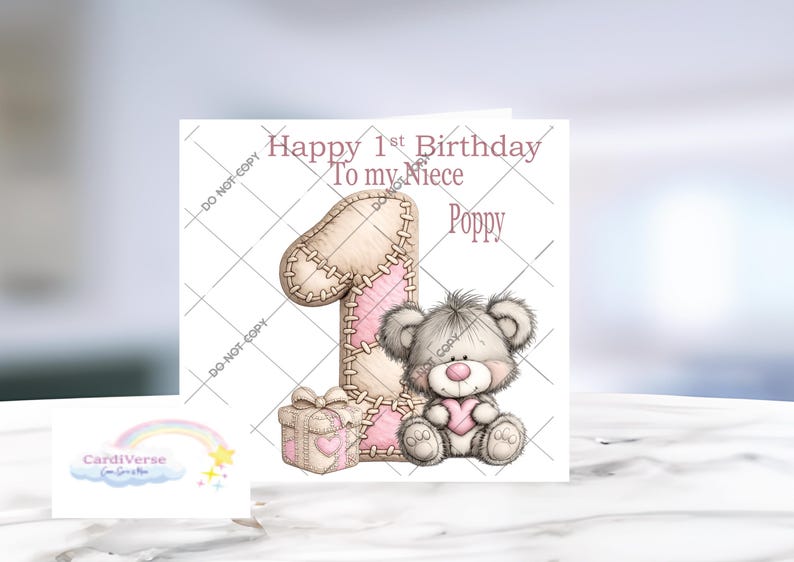 Pu&ograve; includere: Un biglietto d'auguri quadrato con il testo Happy 1st Birthday To my Niece Poppy. Il design include un grande numero uno beige e rosa con dettagli cuciti, una piccola scatola regalo e un soffice orsacchiotto grigio che tiene un cuore rosa.