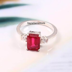Anel de Prata com Rubi: Anel com Corte Esmeralda, Anel com Pedra Vermelha, Anel de Compromisso, Joia com Pedra de Nascimento de Julho