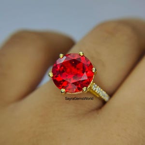 Anello con rubino sintetico, anello di fidanzamento con rubino taglio rotondo, solitario con rubino taglio di precisione, anello di promessa in oro, pietra portafortuna di luglio, regalo per lei