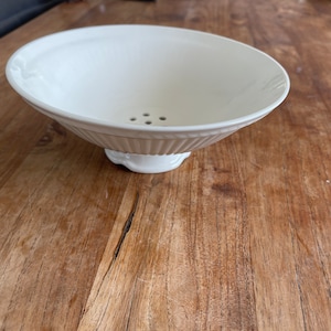 A Gorgeous Wedgwood of Etruria & Barlaston Edme- Fruittest/Vergie-Fruit Strainer Serving Dish - Rare