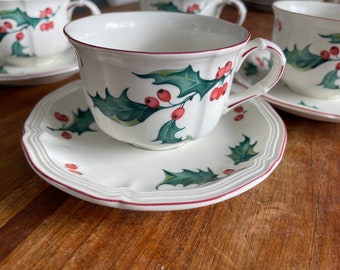 Eine wunderschöne Villeroy & Boch Holly Christmas Teetasse/Kaffeetasse mit Untertasse – Teetasse oder Kaffeetasse und Untertasse im klassischen Stechpalmendekor – Weihnachten