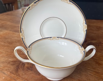 A Vintage Wedgwood- Bone China-Cavendish Elegant Soepkom/Soepkop met Schotel- soup cup/Soup bowl and Saucer-made in England