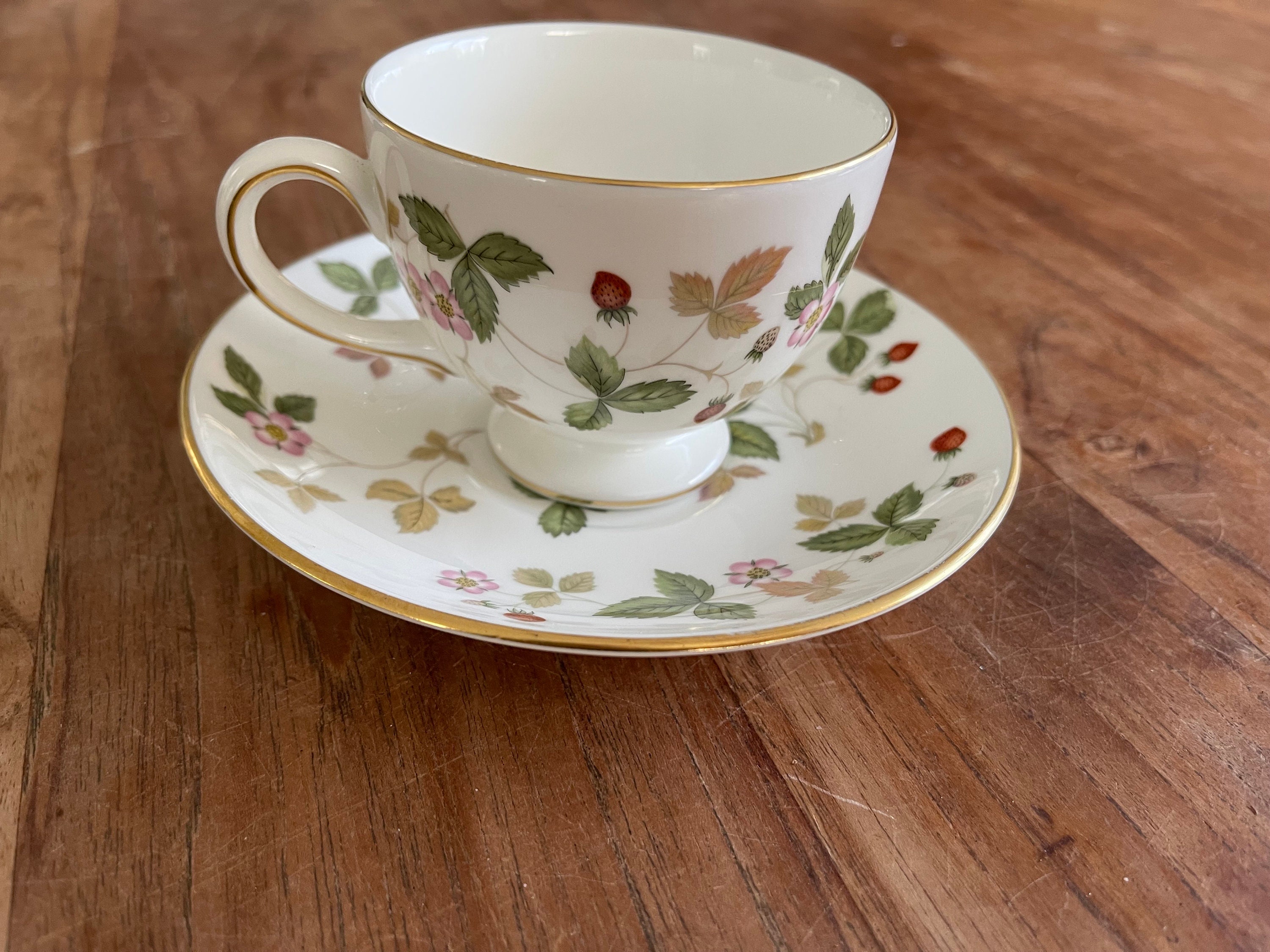 A Gorgeous Wedgwood Bone China Wild Strawberry Tea Cup A Gorgeous Wedgwood Bone China Wild Strawberry Tea Cup