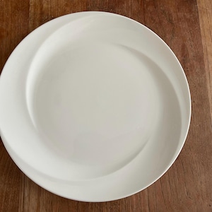 Un meraviglioso piatto da portata vintage Wedgwood Shape 225 in porcellana Bone China, Solar, 27 cm, molto raro!