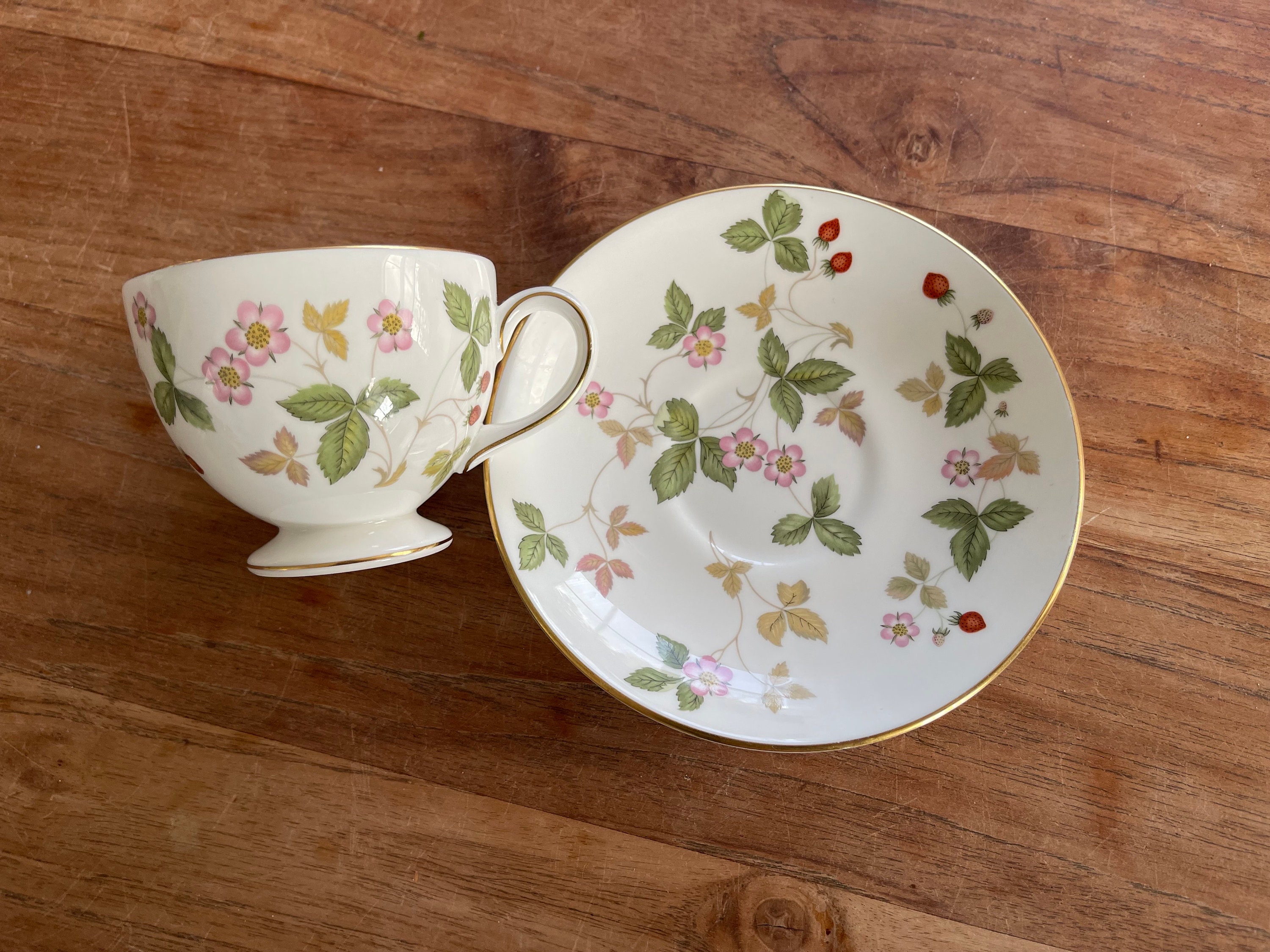A Gorgeous Wedgwood Bone China Wild Strawberry Tea Cup A Gorgeous Wedgwood Bone China Wild Strawberry Tea Cup