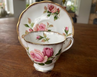 A Beautiful Royal Albert Anniversary Rose Theekop met schotel- Teacup and Saucer- Gold trim