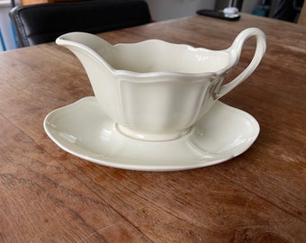 Un elegante Wedgwood of Etruria & Barlaston Queens Shape/salsiera semplice/salsiera con sottopiatto - salsiera con sottopiatto