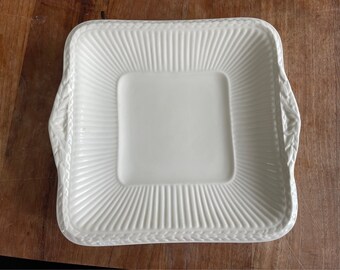 Un Wedgwood vintage d’Etruria & Barlaston Edme Square Bowl-Square Handled Cake Plate/Serving Dish- Logo vert et marque aveugle