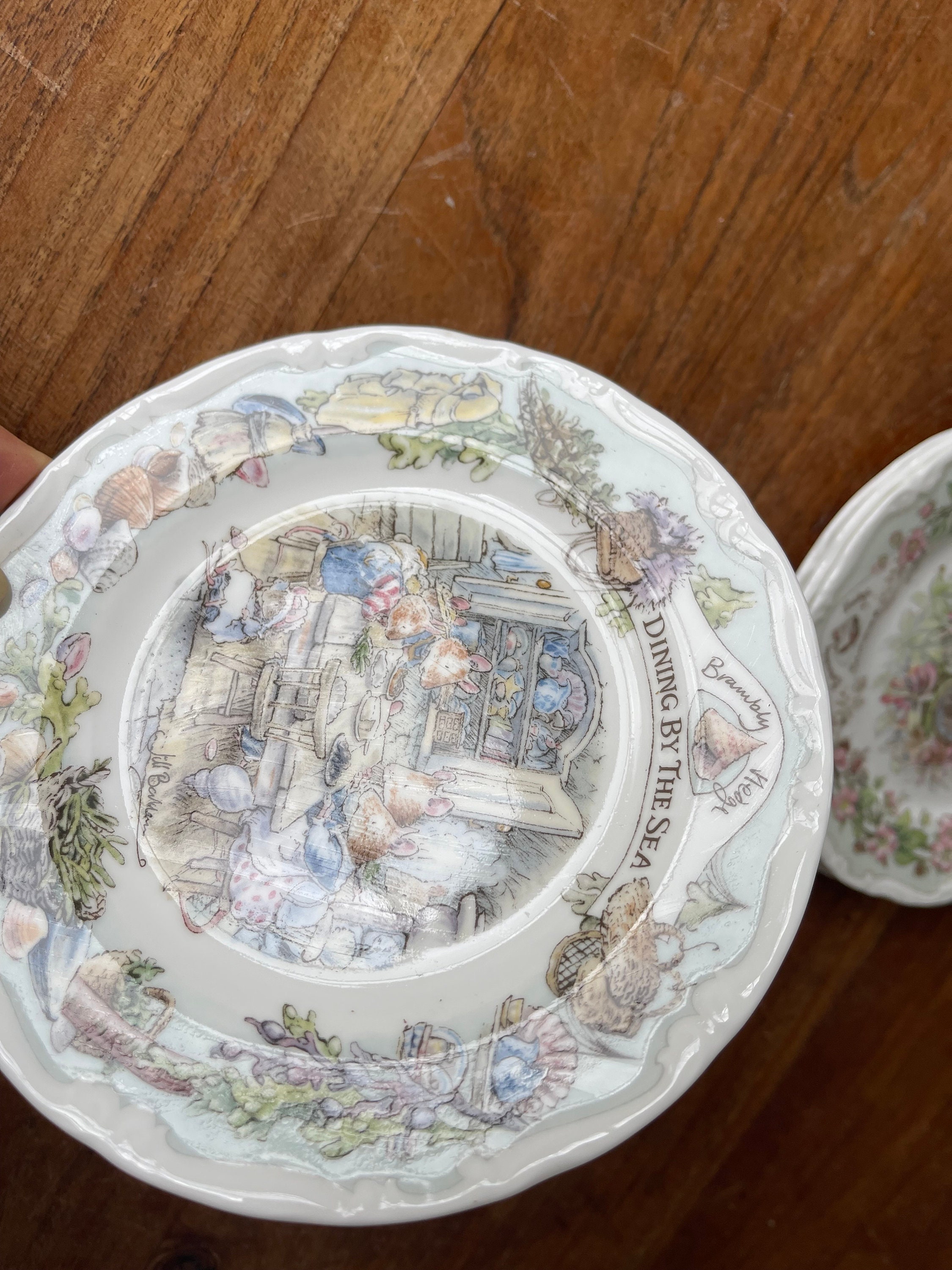 ロイヤルドルトンの豪華なブランブリーヘッジ「ダイニング・バイ・ザ