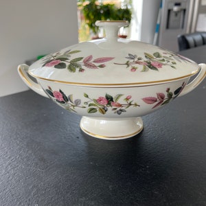 Un magnifique bol/terrine/plat à légumes couvert en porcelaine fine Wedgwood Hathaway Rose vintage avec couvercle - bordure dorée - rare !