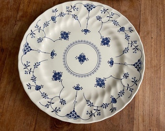 A Vintage Finlandia Churchill- The Georgian Collection Dinerbord-Dinner Plate- 25cm- Blue/White- Made in England-Rare!