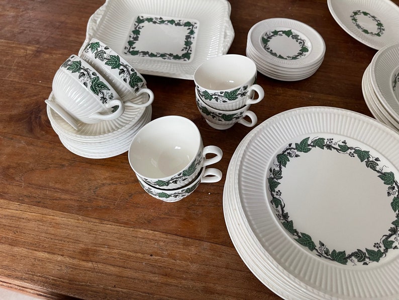 Belle vaisselle vintage Wedgwood ou Etruria & Barlaston Stratford complète thé/café et dîner et petit-déjeuner pour 6 couverts image 9