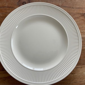A Wedgwood Windsor Dinner Plate-Dinner Plate 27cm-Made in England-Ribble Rim image 1