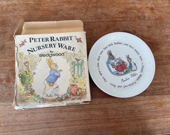 Un diseño de Wedgwood Beatrix Potter- Peter Rabbit-Plate con borde elevado- Compotier redondo de 6"- En caja- Raro