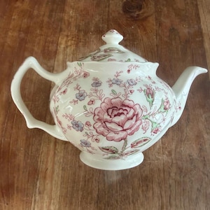 Une magnifique théière vintage Johnson Brothers/Bros à motif chintz rose, d'une capacité de 1 litre.