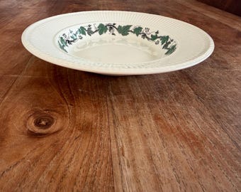 A Gorgeous Vintage Wedgwood of Etruria & Barlaston "Stratford" -Green Ivy-Deep Plate for Soup or Pasta-Rim Soup or Pasta Bowl- 22.5cm