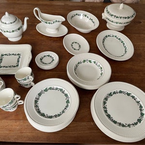 Belle vaisselle vintage Wedgwood ou Etruria & Barlaston Stratford complète thé/café et dîner et petit-déjeuner pour 6 couverts image 1