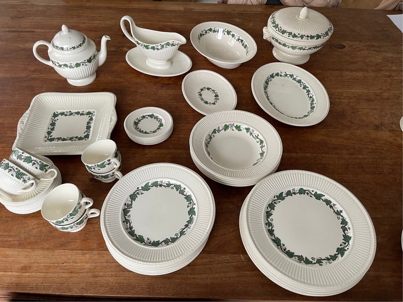 Belle vaisselle vintage Wedgwood ou Etruria & Barlaston Stratford complète thé/café et dîner et petit-déjeuner pour 6 couverts image 1