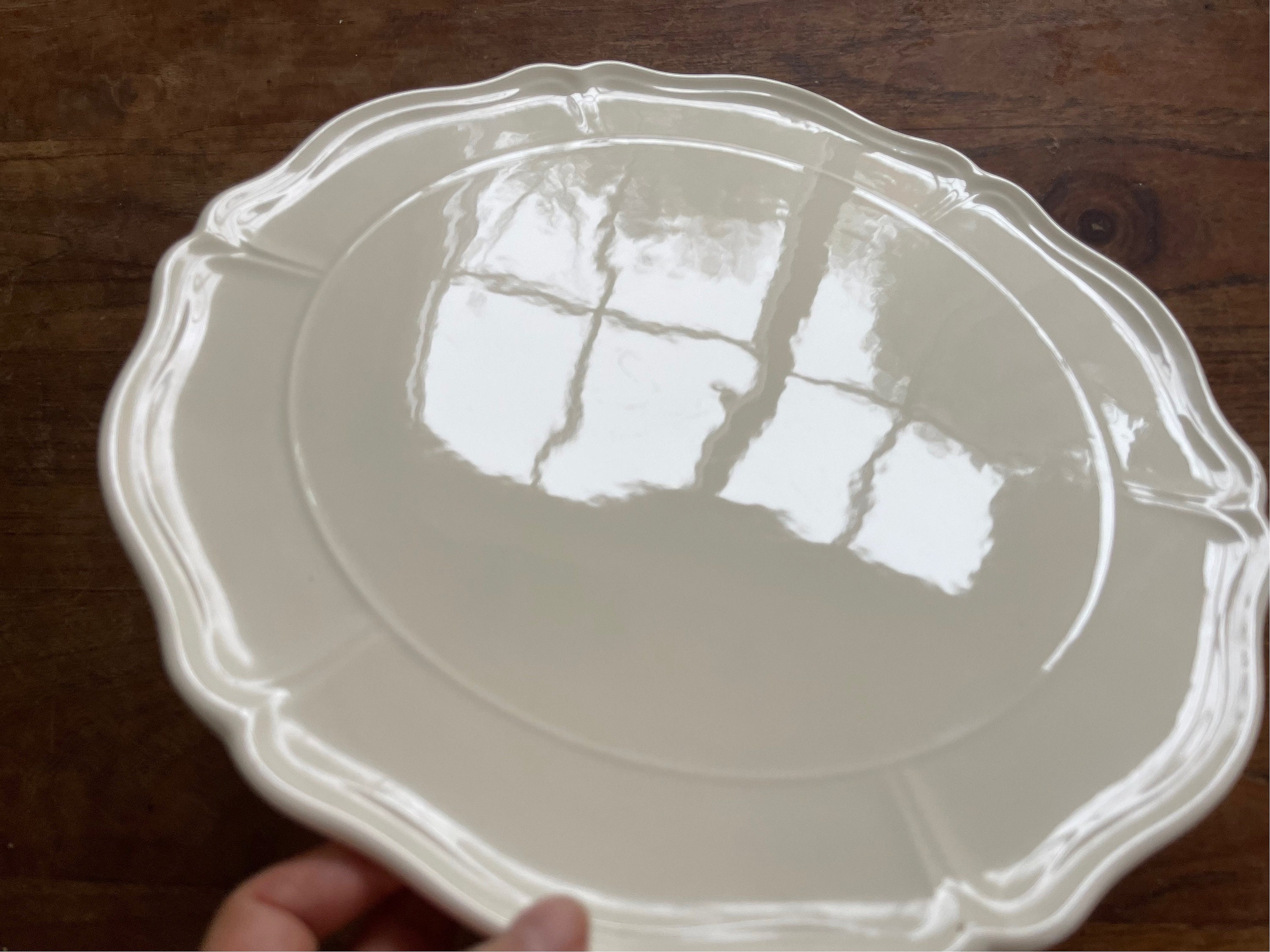 ゴージャスでエレガントなウェッジウッド クイーンズ プレーン ケーキ