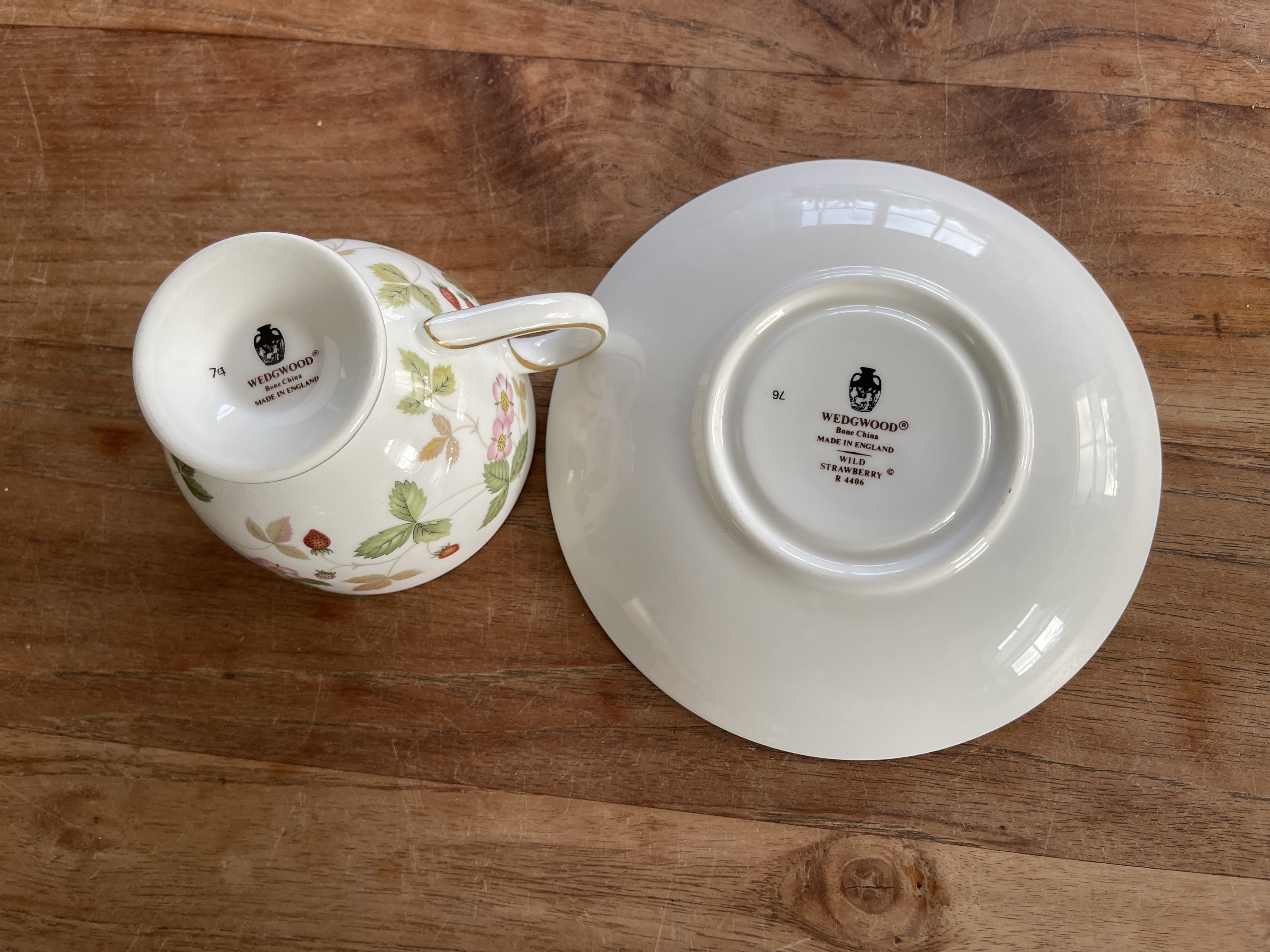 A Gorgeous Wedgwood Bone China Wild Strawberry Tea Cup A Gorgeous Wedgwood Bone China Wild Strawberry Tea Cup