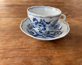 Un magnifique oignon bleu (festonné, bord) - Hutschenreuther Allemagne - Tasse à thé avec soucoupe et ensemble de soucoupes - Bleu/Blanc