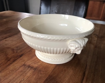 A Elegant Wedgwood Queen's Ware Edme large salad bowl on foot - Large Footed Salad Serving Bowl - Rams Head handles - 23cm - made in England