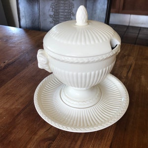 A Gorgeous Wedgwood Queen&#39;s true Edme-Sausterrine with Saucer-Footed Sauce Tureen Stand with Lid and Underplate-collector&#39;s item!