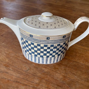 A Gorgeous Vintage Wedgwood Bone China &quot;Samurai&quot; Teapot- Teapot with Lid- 1.2L- Blue/White Pattern with 22K Gold Trim