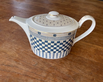 A Gorgeous Vintage Wedgwood Bone China "Samurai" Teapot- Teapot with Lid- 1.2L- Blue/White Pattern with 22K Gold Trim