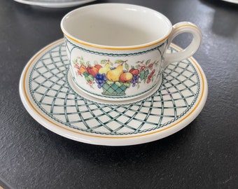 Une tasse à thé « Panier » Villeroy & Boch avec soucoupe-tasse à thé et soucoupe - Porcelaine Vitro - Corbeille de fruits - Treillis vert