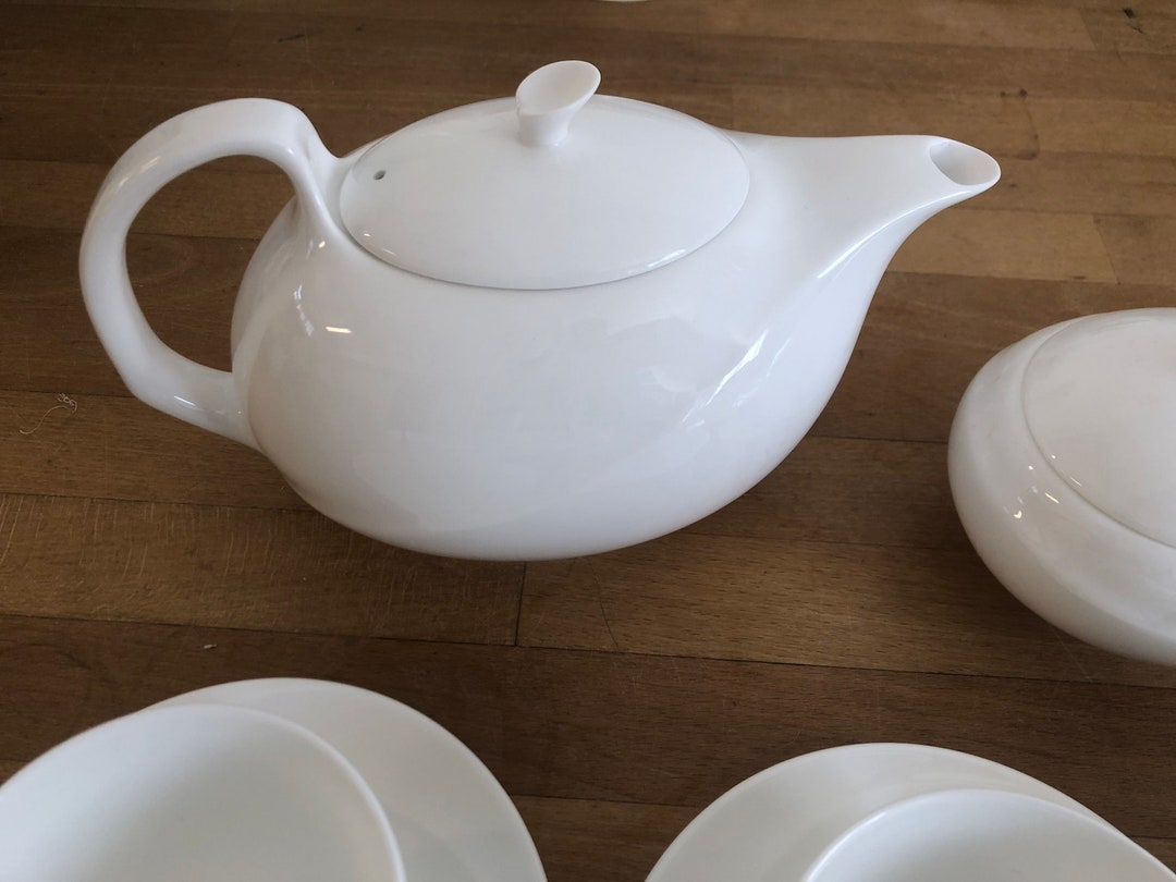 A Vintage Wedgwood Bone China solar Large Teapot Large Tea Pot White