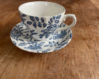 Eine Vintage Churchill-Blaue Pfingstrose Teetasse/Kaffeetasse und Untertasse-Teetasse oder Kaffeetasse und Untertasse – hergestellt in England – selten!