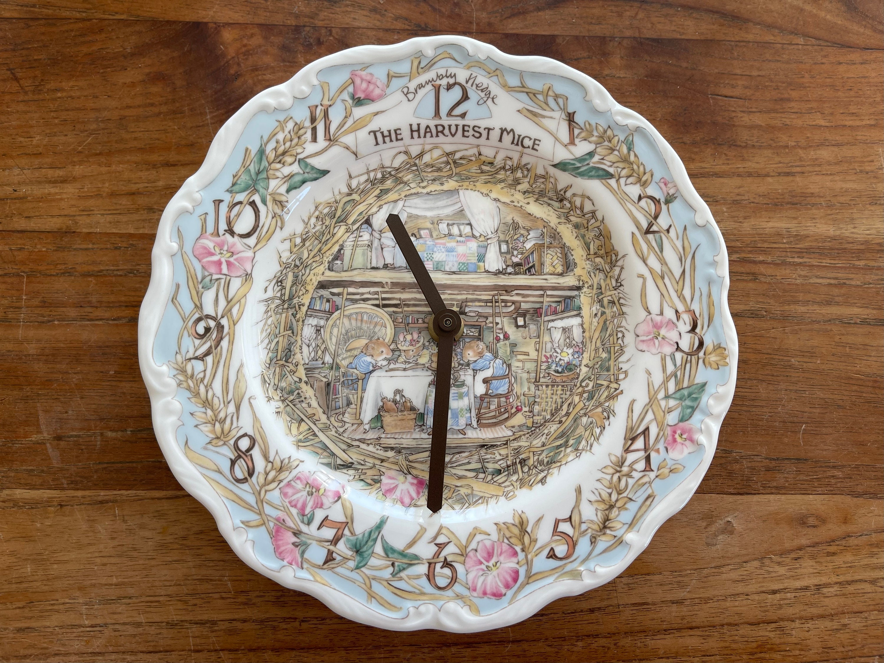 お中元 お歳暮 お年賀 夏 冬 年末年始のご挨拶 ギフト 通販な A Royal Doulton Brambly Hedge, the Harvest Mice, Wall Clock インテリア時計
