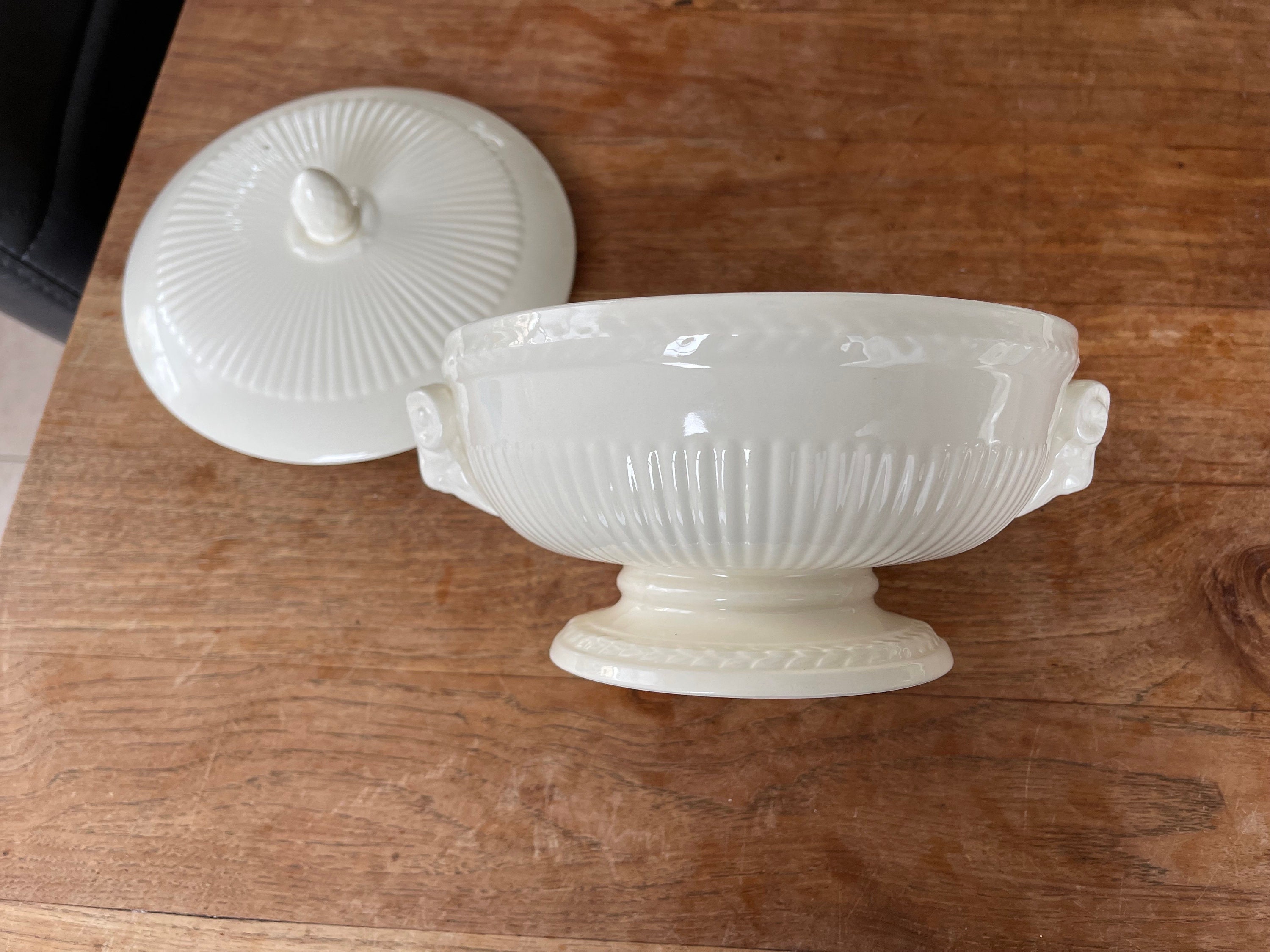 A Gorgeous Elegant Wedgwood Queen's Ware Edme-covered Dish/terrine