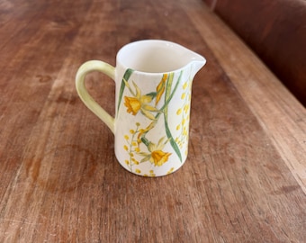 Una hermosa jarra de leche/cremera Gien France Mimosa Mellkan con varias flores amarillas. Muy rara.
