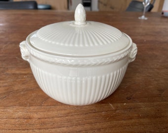 Eine seltene elegante Wedgwood Queen's Ware Edme Cookware Stoofpot/Dekschotel/Ovenschotel-1 Qt runde Auflaufform mit Deckel und Deckel – Ofen-Backform