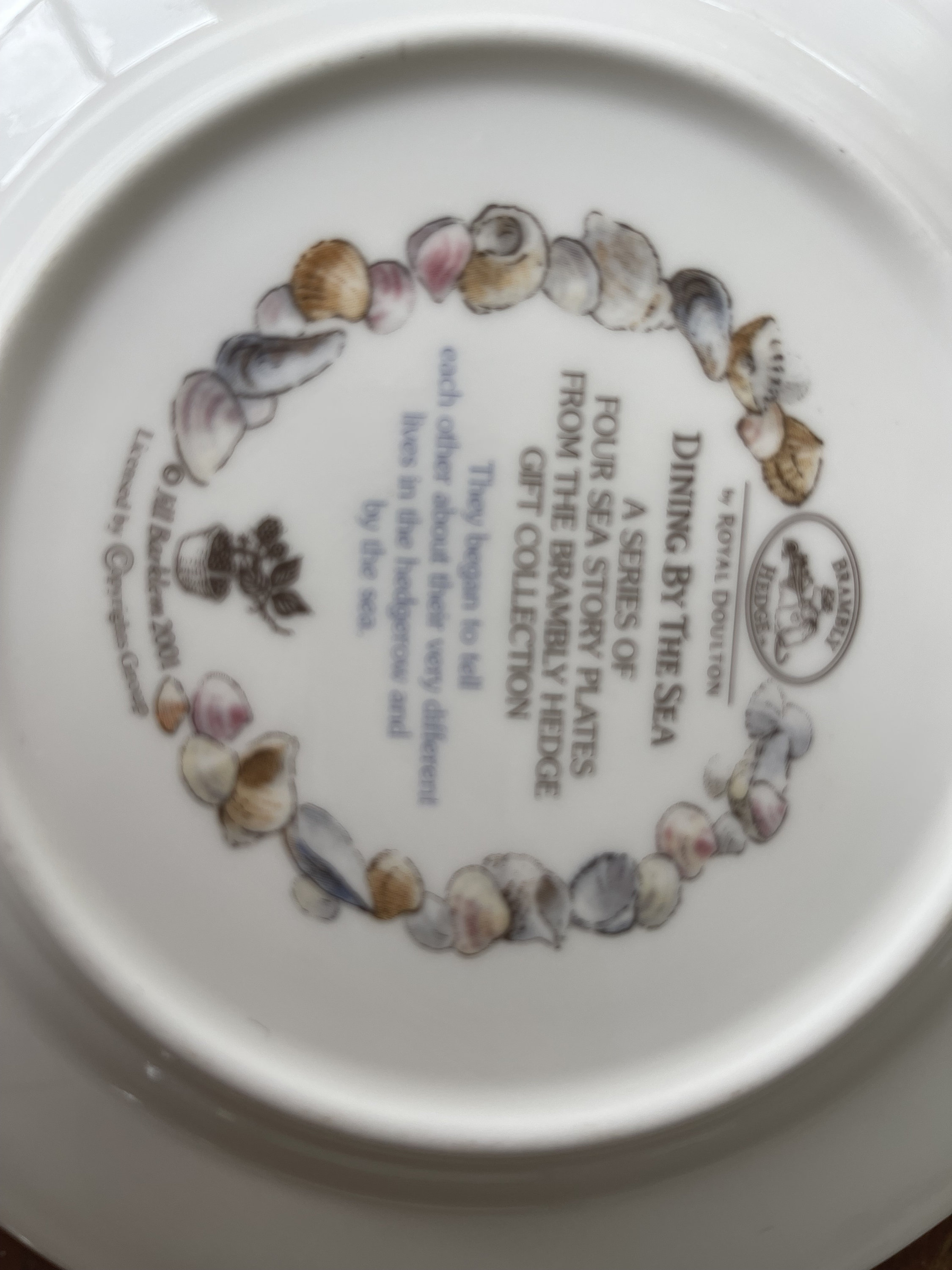 ロイヤルドルトンの豪華なブランブリーヘッジ「ダイニング・バイ・ザ