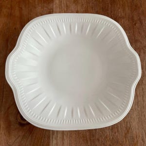 En vacker Wedgwood Bicentenary Celebration Colosseum fyrkantig skål i benporslin - fyrkantigt handtag för tårtfat/serveringsfat