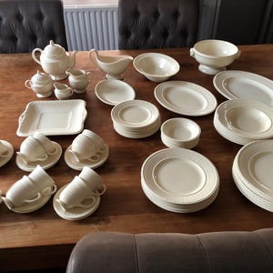 Elegantes Wedgwood von Etruria & Barlaston Edme - Komplettes Abendessen-Frühstücks-Tee- und Kaffeeservice-Set - 6 Gedecke - Hergestellt in England