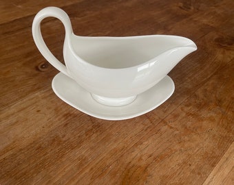 Un Wedgwood White China- Bone China Gravy Boat/Sauce Boat- Sauciere- Gravy Sauce Boat con placa inferior- ¡Hecho en Inglaterra!