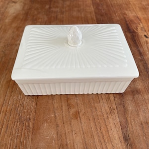 Una splendida ed elegante scatola Wedgwood Etruria & Barlaston-Edme con portagioie/portasigarette con coperchio - Logo verde degli anni '30 e marchio cieco da collezione