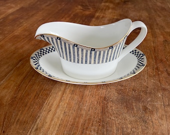 Przepiękna porcelana kostna Wedgwood – Samurai – Sosjerka/Saukom – Sauciere – Sosjerka z talerzem dolnym – Złote wykończenie